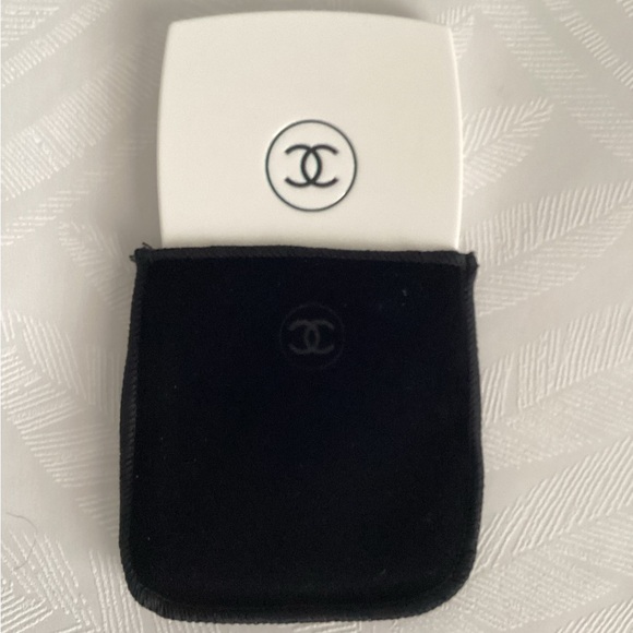 NEW CHANEL White Compact Mirror - Picture 2 of 9